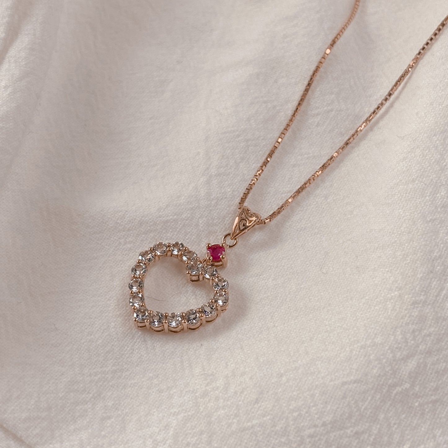 Love | 18K金白藍寶石心型吊墜 | 限量發售