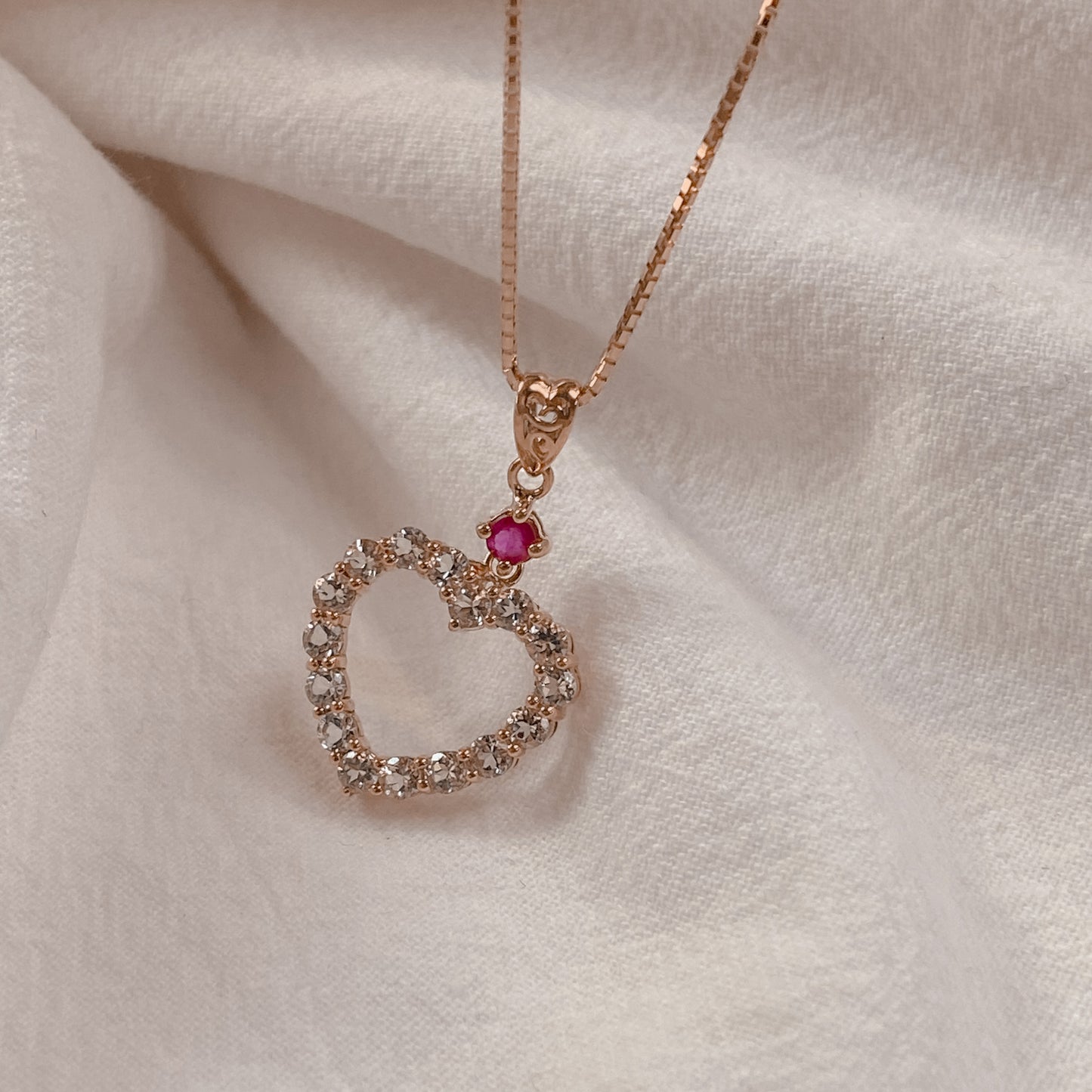 Love | 18K金白藍寶石心型吊墜 | 限量發售